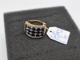 Gros plan sur une bague portant une étiquette