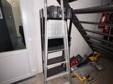 une échelle adossée au mur d'une pièce
