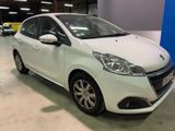 une voiture blanche garée dans un garage, avec d'autres voitures en arrière-plan