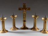 quatre bougies et un crucifix surmonté d'une croix