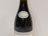 une bouteille de vin posée sur une table