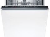 un lave-vaisselle blanc, la porte ouverte, sur un fond blanc