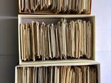 une bibliothèque sur laquelle sont rangés de nombreux livres