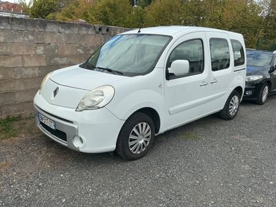 une petite camionnette blanche garée sur un parking