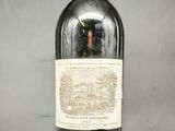 une bouteille de vin posée sur une table