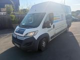 une camionnette blanche garée dans un parking