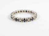 un gros plan d'une bague en or blanc sertie de saphirs bleus