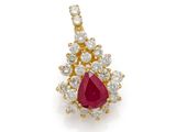 un pendentif en rubis et diamants
