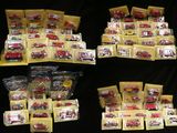 de nombreux modèles différents de camions de pompiers miniatures sont exposés