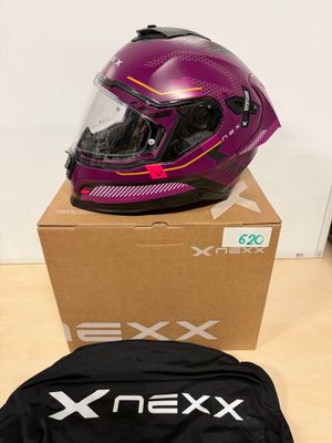 un casque violet et un t-shirt posés sur une boîte en carton