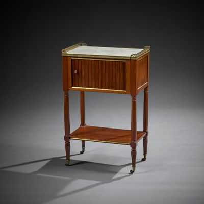 une petite table avec un plateau en verre et une étagère sur un côté