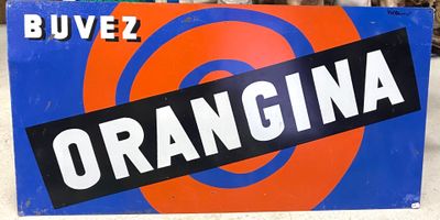 un panneau orange et bleu orné d'une cible, devant un immeuble
