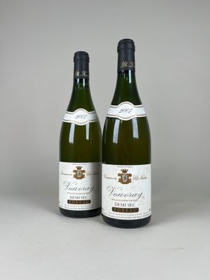 deux bouteilles de vin posées l'une à côté de l'autre sur une table
