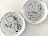 deux assiettes ornées de dessins, posées sur une table