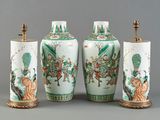 trois vases chinois et une lampe de table posés sur une surface grise