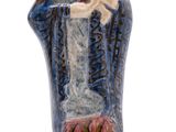 figurine représentant un homme tenant un chat et un chien