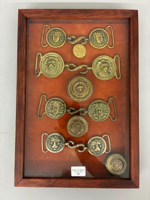 une photo d'une vitrine contenant un tas de pièces de monnaie