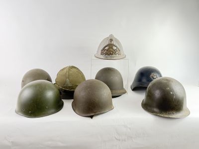 Plusieurs casques sont alignés les uns à côté des autres sur une surface blanche