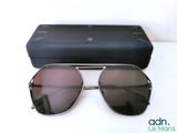 Les lunettes de soleil sont posées sur la table, à côté de l'étui.