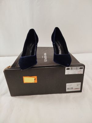 la boîte est vide et on y voit une paire de chaussures bleues