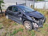 une photo d'une voiture qui a été gravement endommagée