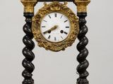 une horloge noire et or posée sur une table