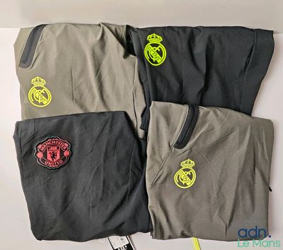 trois t-shirts pour homme posés sur une table blanche