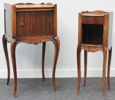 paire de tables de chevet anciennes de style français avec tiroirs