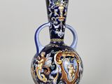 vase bleu et or orné d'un motif floral sur le fond
