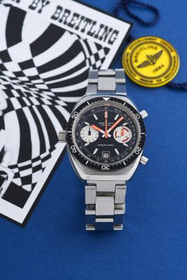 une montre posée sur une table bleue
