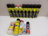 de nombreux types de bombes de peinture sur la table