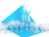 plusieurs verres à vin et une carafe posés sur une table