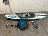 une planche de surf posée par terre