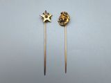 une paire de boucles d'oreilles en or ornées d'une étoile et d'une lune