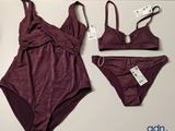 un gros plan sur un maillot de bain et une culotte posés sur une table