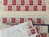 une pile de timbres posée sur une pile d'enveloppes