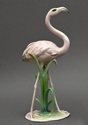 paire de figurines représentant des flamants roses avec des feuilles vertes sur fond gris