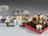 une boîte rouge remplie de tasses et de soucoupes posée sur une table