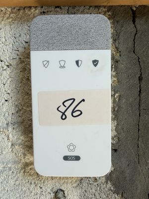 un téléphone portable avec un autocollant dessus, posé par terre