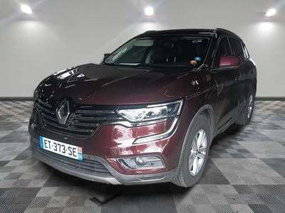 une photo d'une voiture de couleur bordeaux dans un showroom