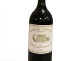 bouteille de vin rouge sur fond blanc sur fond blanc