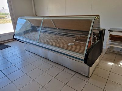 une vitrine réfrigérée au milieu d'une pièce
