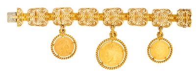 un gros plan sur un bracelet en or orné de trois médaillons en or