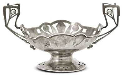 un bol en argent orné d'un motif décoratif