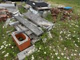 un tas de vieilleries dans l'herbe, à côté d'une voiture
