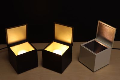 Paire de lampes ONI & NILS. 11 x 10 x 10 cm.