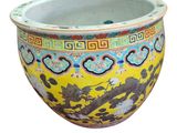 un vase jaune orné de motifs bleus et rouges