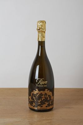 la bouteille de vin est posée sur la table, prête à être remplie