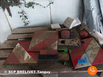 UNE PALETTE D'ECLAIRAGE ARRIERE - Photo 1