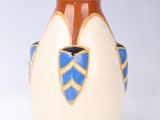 un petit vase orné d'un motif bleu et blanc